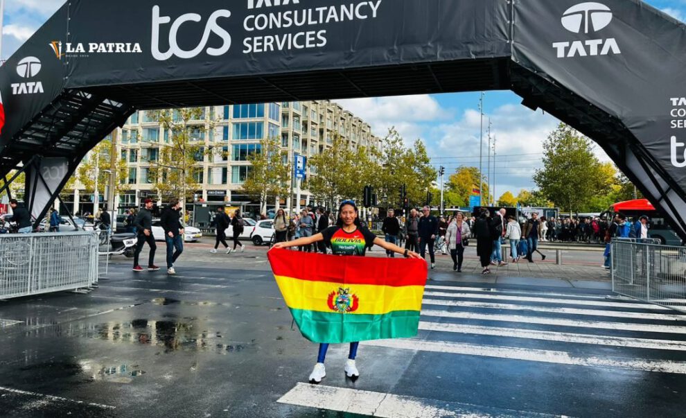 Jhoselyn Camargo con la tricolor boliviana al final de la prueba