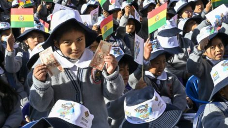 Más de 500 mil estudiantes reciben el bono Juancito Pinto en Bolivia