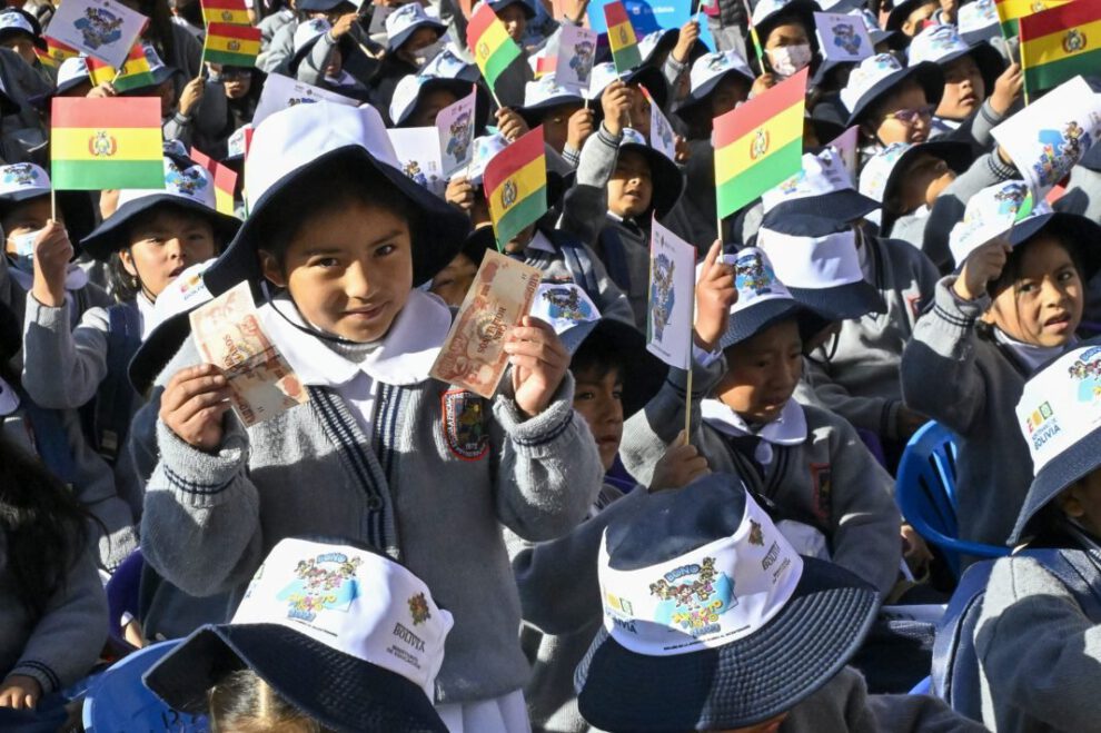 Más de 500 mil estudiantes reciben el bono Juancito Pinto en Bolivia
