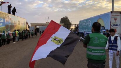 Ayuda humanitaria en Gaza frente a la puerta fronteriza de Rafah