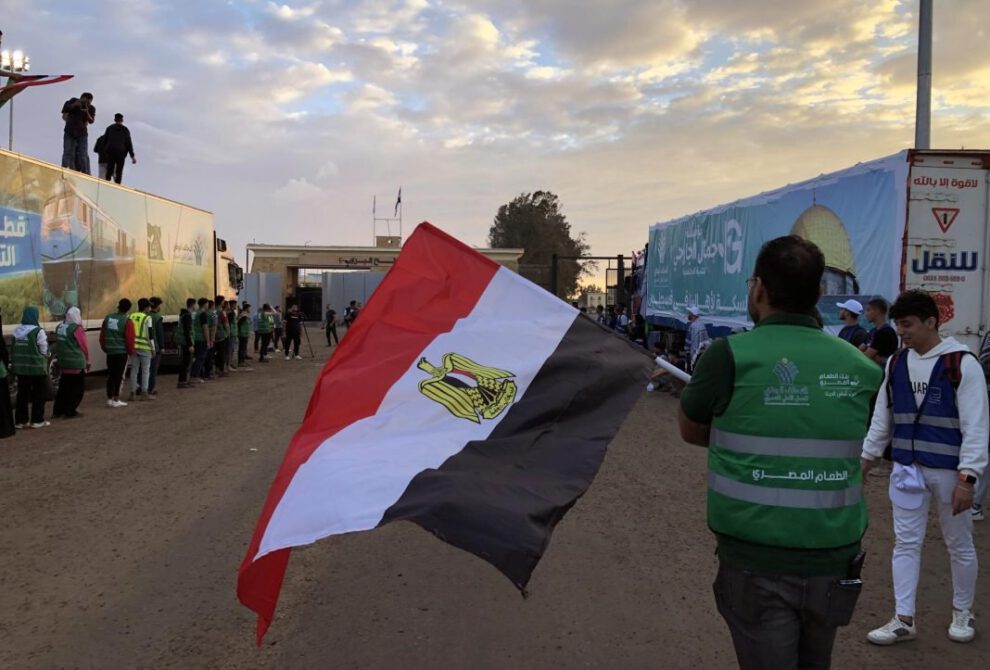 Ayuda humanitaria en Gaza frente a la puerta fronteriza de Rafah