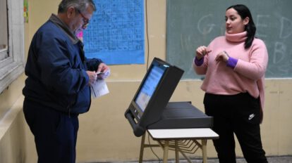 Fotografía de archivo de ciudadanos que votan en Buenos Aires durante las elecciones presidenciales en Argentina