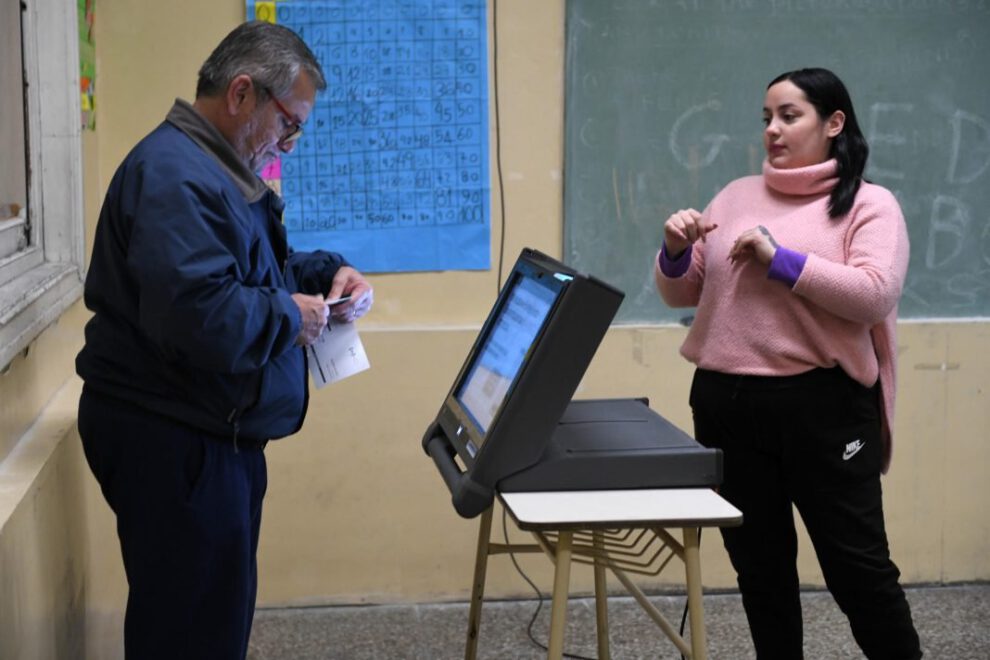 Fotografía de archivo de ciudadanos que votan en Buenos Aires durante las elecciones presidenciales en Argentina