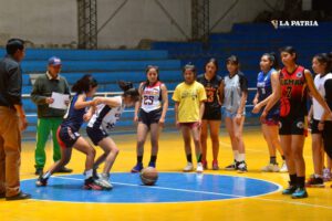 Selección orureña de baloncesto entrenando para el torneo nacional U-17