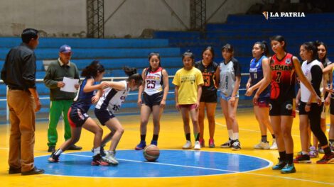 Selección orureña de baloncesto entrenando para el torneo nacional U-17