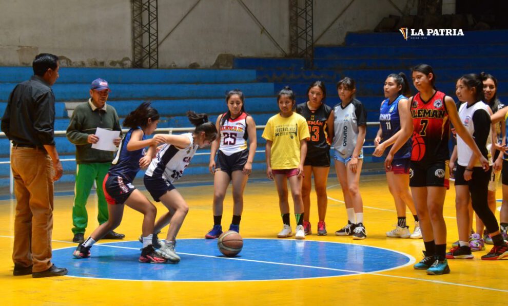 Selección orureña de baloncesto entrenando para el torneo nacional U-17