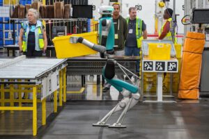 Fotografía del interior del almacén con Amazon robots y AI
