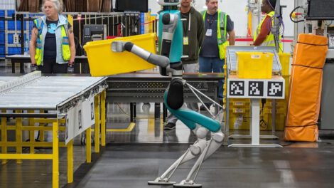 Fotografía del interior del almacén con Amazon robots y AI
