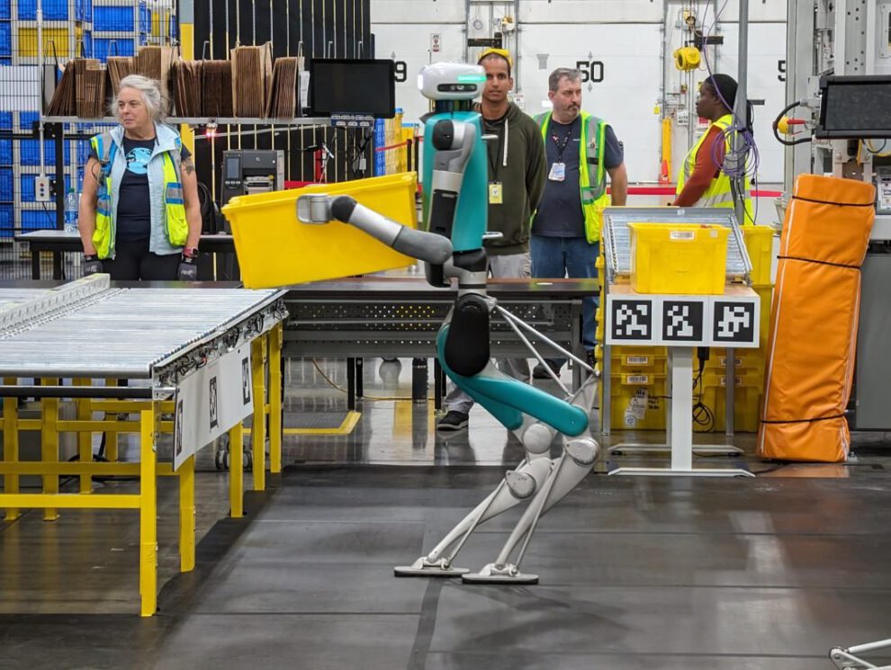 Fotografía del interior del almacén con Amazon robots y AI