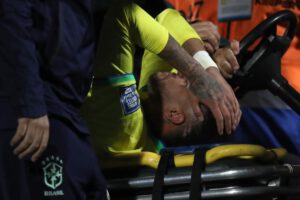 Neymar lesión rodilla en partido de Eliminatorias Sudamericanas