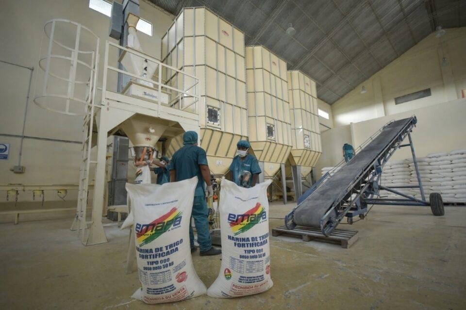 reducción de importaciones en Bolivia como resultado de la política de industrialización