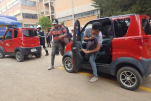 Estudiantes probando los autos eléctricos