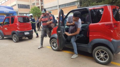 Estudiantes probando los autos eléctricos
