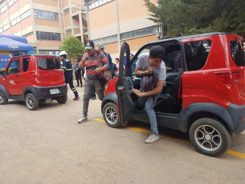 Estudiantes probando los autos eléctricos