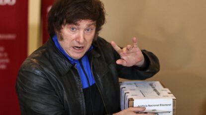 Javier Milei vota en un ambiente festivo durante las elecciones en Argentina