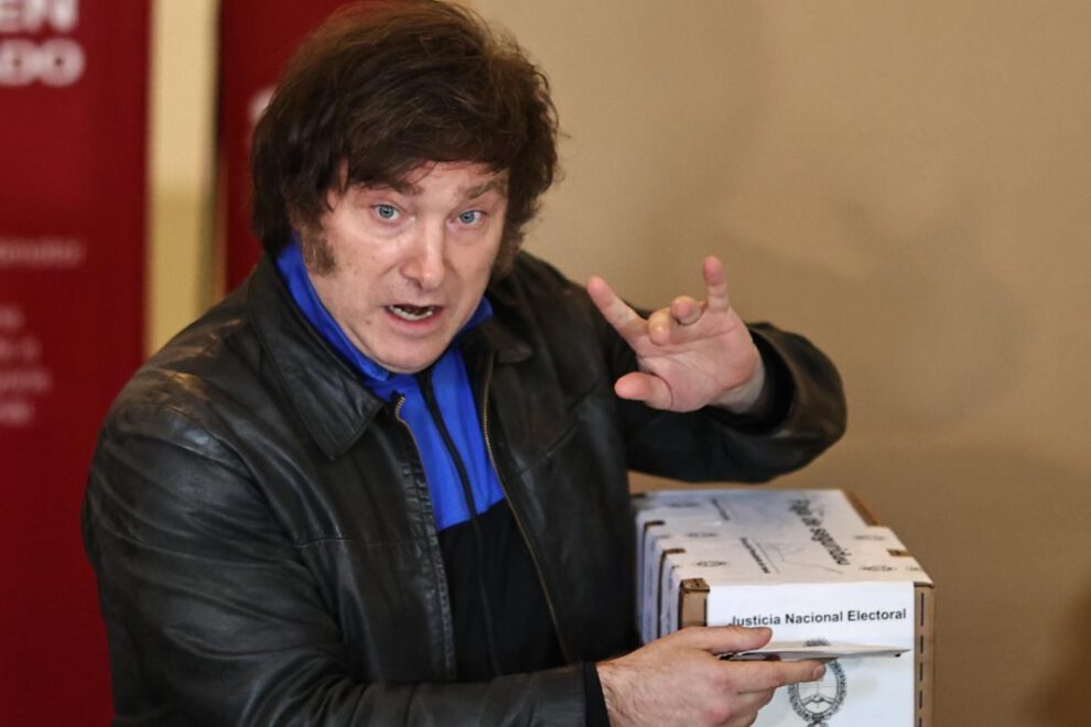 Javier Milei vota en un ambiente festivo durante las elecciones en Argentina