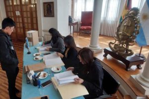 Ciudadanos argentinos en Bolivia ejercen su derecho al voto