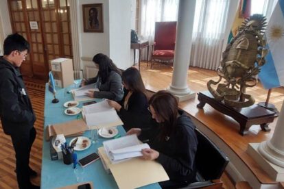 Ciudadanos argentinos en Bolivia ejercen su derecho al voto