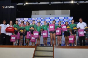 Integrantes del equipo boliviano de gimnasia en trampolín