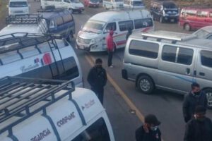 Bloqueo en carretera Oruro-Potosí por Transporte 16 de Noviembre