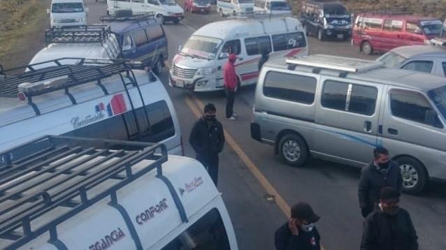 Bloqueo en carretera Oruro-Potosí por Transporte 16 de Noviembre