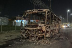 Fotografía que muestra un autobús de servicio público incinerado en Río de Janeiro