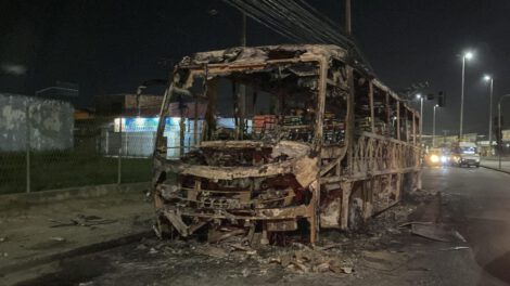 Fotografía que muestra un autobús de servicio público incinerado en Río de Janeiro