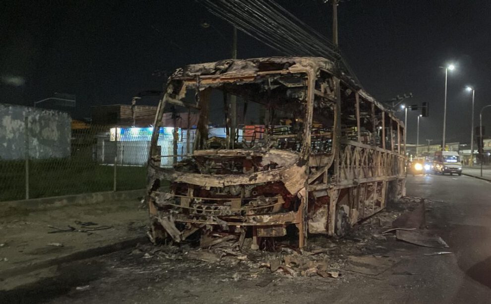 Fotografía que muestra un autobús de servicio público incinerado en Río de Janeiro