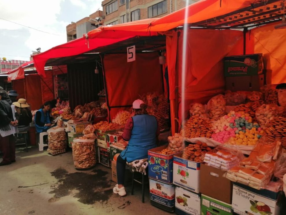 Feria por Todos Santos en la avenida 6 de Agosto