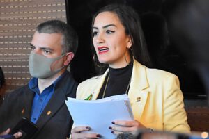 Entrega de tablets a diputados en la Sede de Gobierno