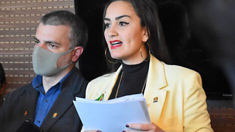 Entrega de tablets a diputados en la Sede de Gobierno