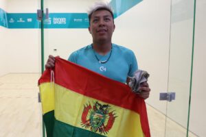 Conrado Moscoso de Bolivia posa luego de ganar la final de raquetbol