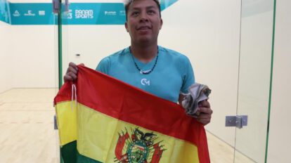 Conrado Moscoso de Bolivia posa luego de ganar la final de raquetbol