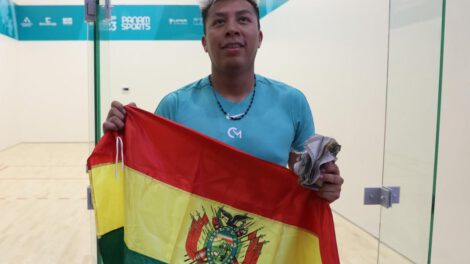 Conrado Moscoso de Bolivia posa luego de ganar la final de raquetbol