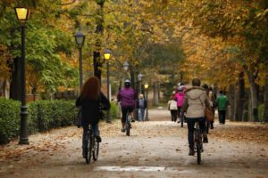 Fotografía de archivo de varias personas paseando en bicicleta por el madrileño Parque del Retiro.