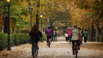 Fotografía de archivo de varias personas paseando en bicicleta por el madrileño Parque del Retiro.