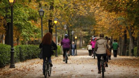 Fotografía de archivo de varias personas paseando en bicicleta por el madrileño Parque del Retiro.