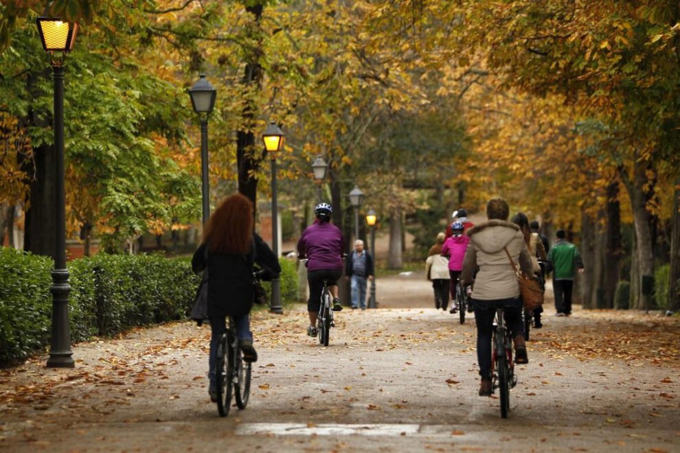 Fotografía de archivo de varias personas paseando en bicicleta por el madrileño Parque del Retiro.