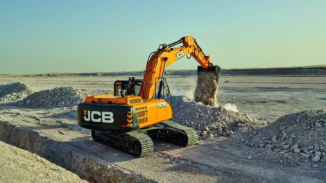 excavadora JS-305 de bajo consumo de combustible presentada por Gerona Power SVF Bolivia