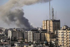Humo de las explosiones por el bombardeo israelí sobre Gaza