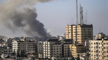 Humo de las explosiones por el bombardeo israelí sobre Gaza