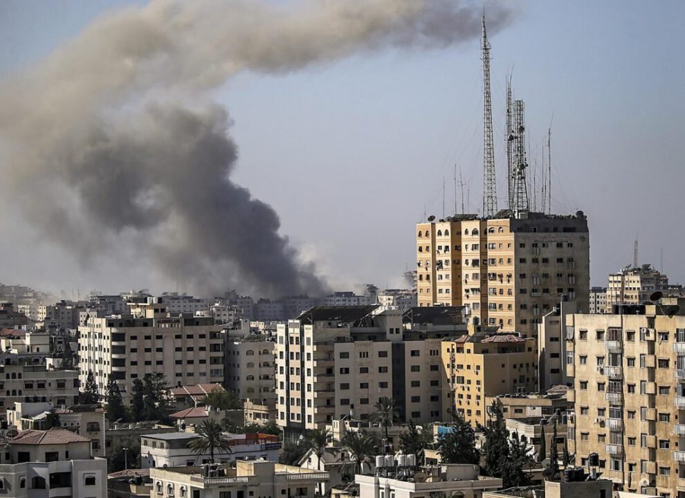 Humo de las explosiones por el bombardeo israelí sobre Gaza