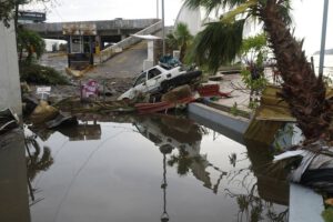 Una calle cubierta de escombros después del huracán Otis en Acapulco