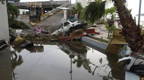 Una calle cubierta de escombros después del huracán Otis en Acapulco