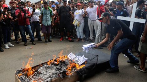 Migrantes en Tapachula marchan con ataúd negro en señal de protesta