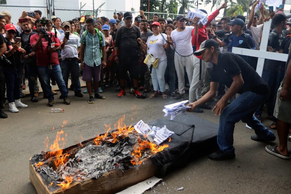Migrantes en Tapachula marchan con ataúd negro en señal de protesta