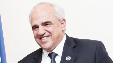 Ernesto Samper discute la política en Colombia