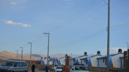 Construcción de línea eléctrica para viviendas sociales en Oruro