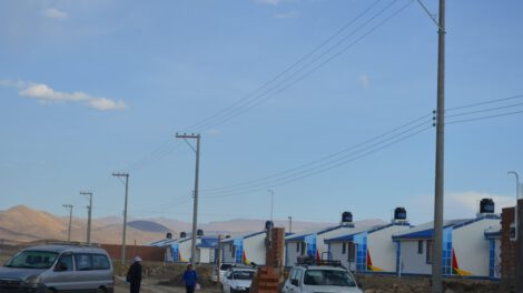 Construcción de línea eléctrica para viviendas sociales en Oruro
