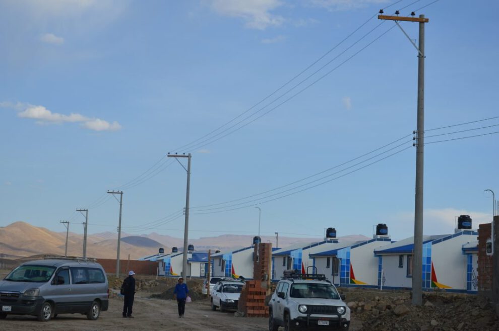 Construcción de línea eléctrica para viviendas sociales en Oruro